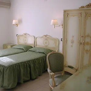 Royal 3*, Bosa Italia